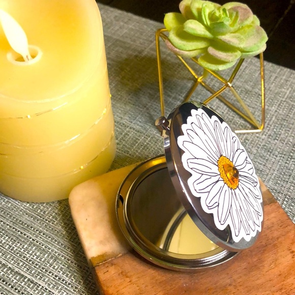 #21sun 🌻Compact Mirror Red Rhinestone and Daisy Compact Makeup Mirror💄🌻 - Picture 3 of 15